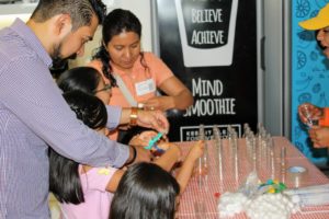 Padres de familia conviviendo con ciencia