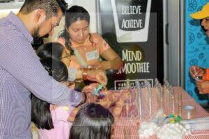 Padres de familia conviviendo con ciencia