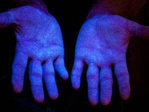 Glovirus bajo luz negra